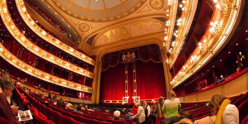 Experience the best nightlife in Oman with performances at the oper