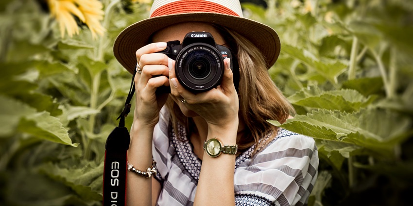 An image of the visitors taking beautiful pictures of the Saint Louis Fort Pondicherry