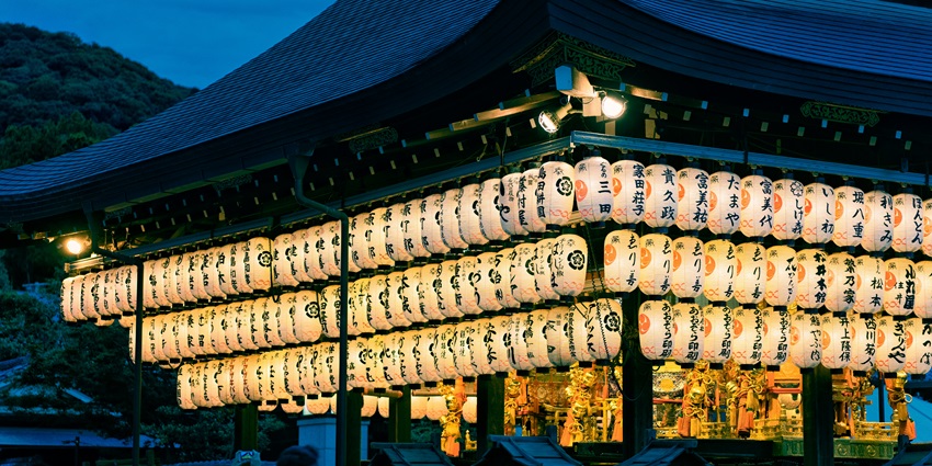 Image of the celebrations and decorations of Kanto Matsuri at night.