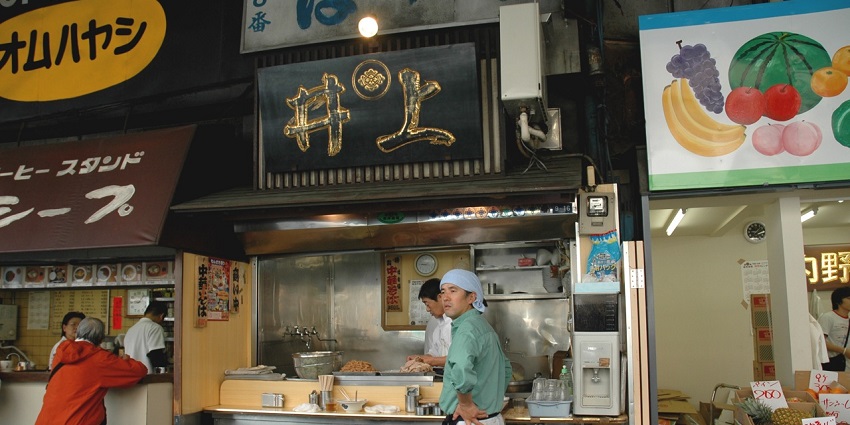 One of the best things to do in Tokyo is to explore food market is known for famous dishes.