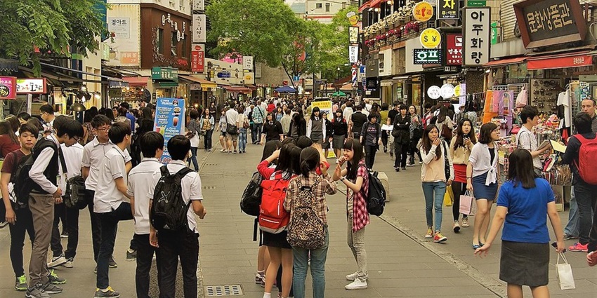 The cultural street with traditional crafts, tea houses, and souvenirs.