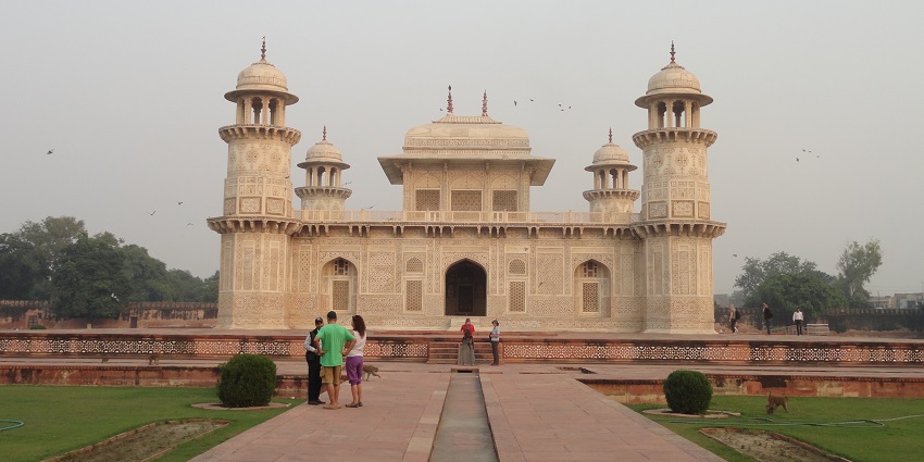 This tomb is a place of interest to visit near the Radha Swami temple in Agra.