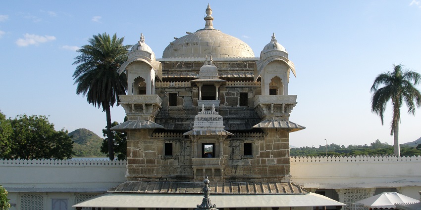 This Udaipur travel guide takes you through the picturesque island palace, which has serene views and historic charm.