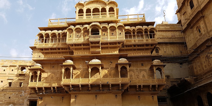 Majestic golden fort with historic architecture, featured in Jaisalmer travel guide.
