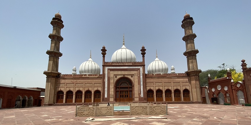 Explore the beauty of jama masjid, one of the best places to visit in Agra with family.