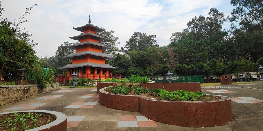 A picture of a scenic Japanese garden, one of the best places to visit in Kanpur for couples