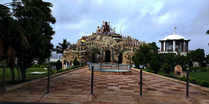 Jhusi is one of the places to visit near Allahabad within 50 km.