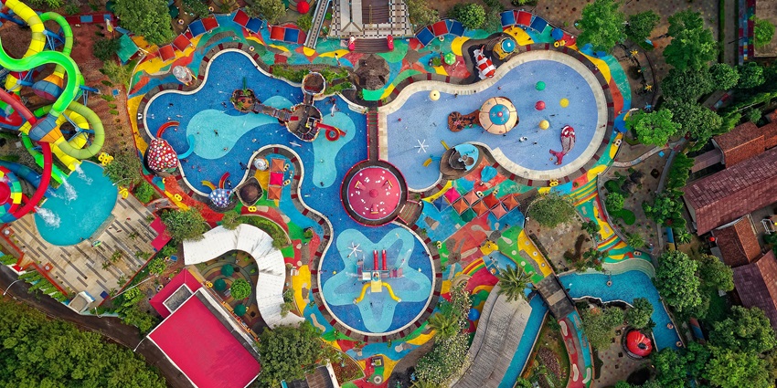 Aerial view of Jurasik Park Inn, offering a dinosaur-themed experience.