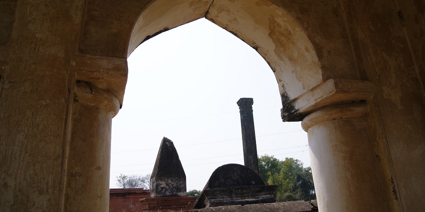 the cemetery is located right at the banks of yamuna in kalpi