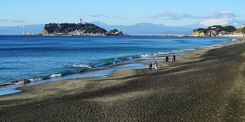 A glimpse of Kamakura Beach which is ideal for relaxing with views of the ocean.