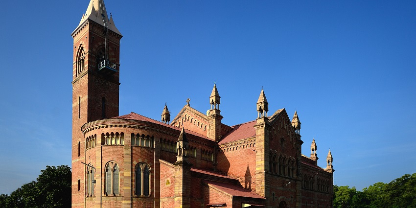 explore some architectural marvels in Kanpur with friends at kanpur memorial church