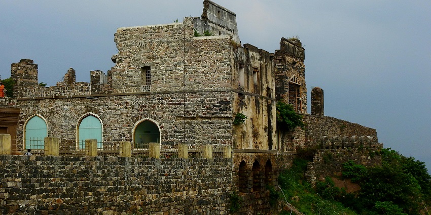 An image of Kans Qila made with machinery stones traces and broken wall structures.