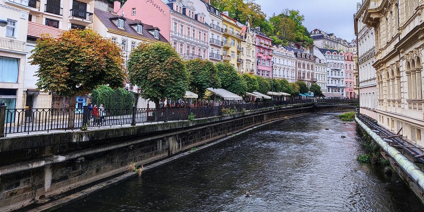 A picture of a couple enjoying a spa retreat for Valentine's Day in the Czech Republic.