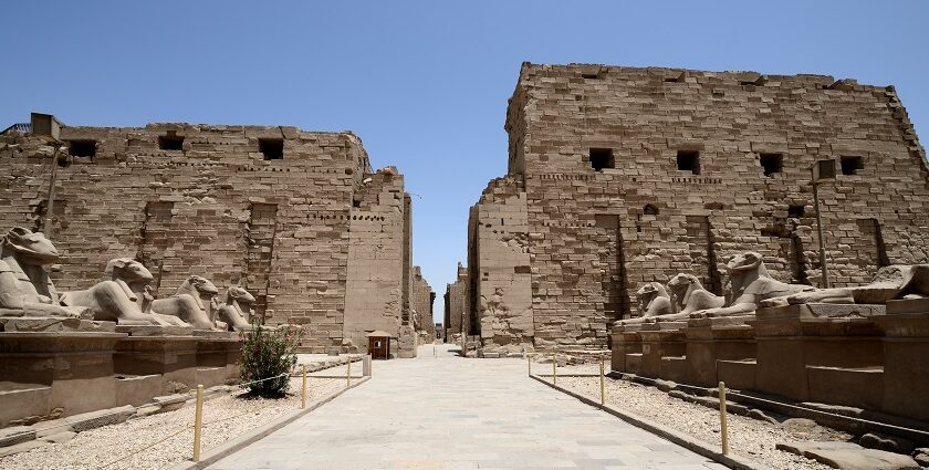 Imaeg of the iconinc ancient Egyptian Temple of Hatshepsut in the Eastern Africa