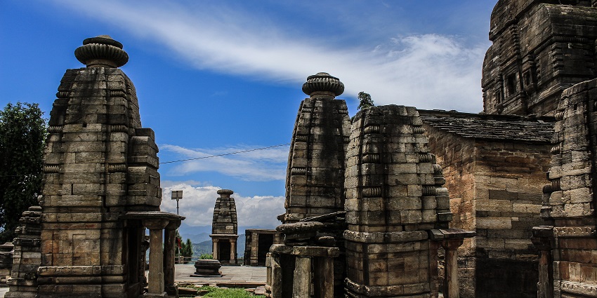 One of the best places to visit in Almora, this temple has a beautiful architecture.