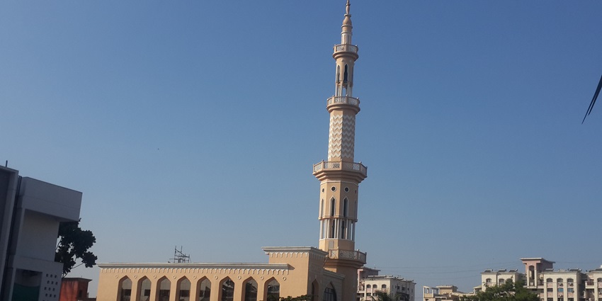 Front façade of Kousar Baugh Masjid in Kondhwa, Pune with twin fluted minarets.