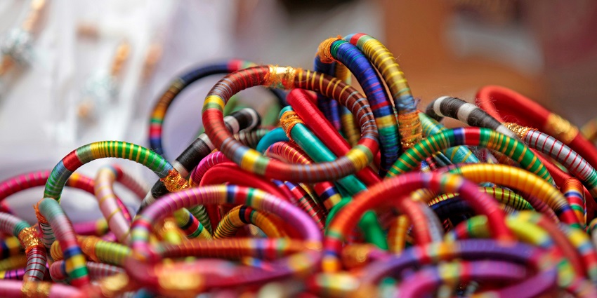 shop your heart out at kinari bazaar during evening hours in agra for travellers.