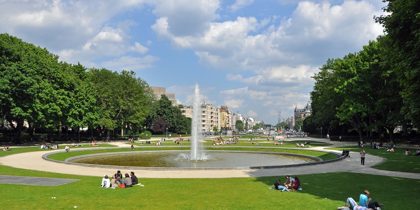 Scenic park featuring fountains, green spaces, and family activities.
