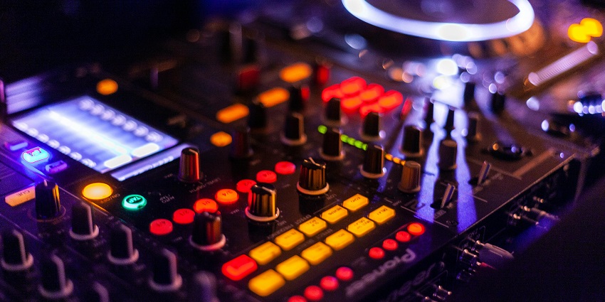 Dynamic nightclub offering 360-degree views and electrifying parties.