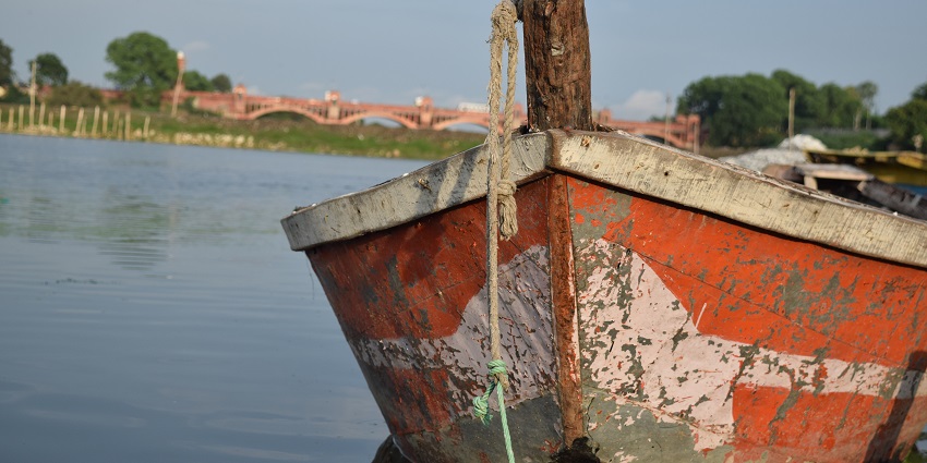 a boat standing still ai kudia ghat near lucknow - places to visit near Lucknow within 100 km