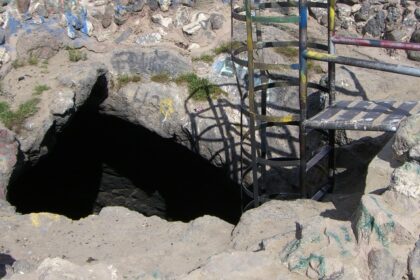 Image of Kuna Caves entrance with rocks and underground pass