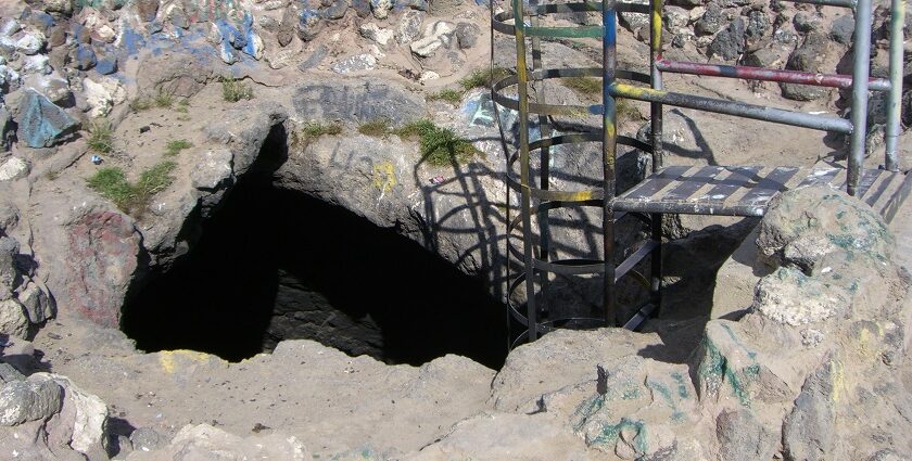 Image of Kuna Caves entrance with rocks and underground pass