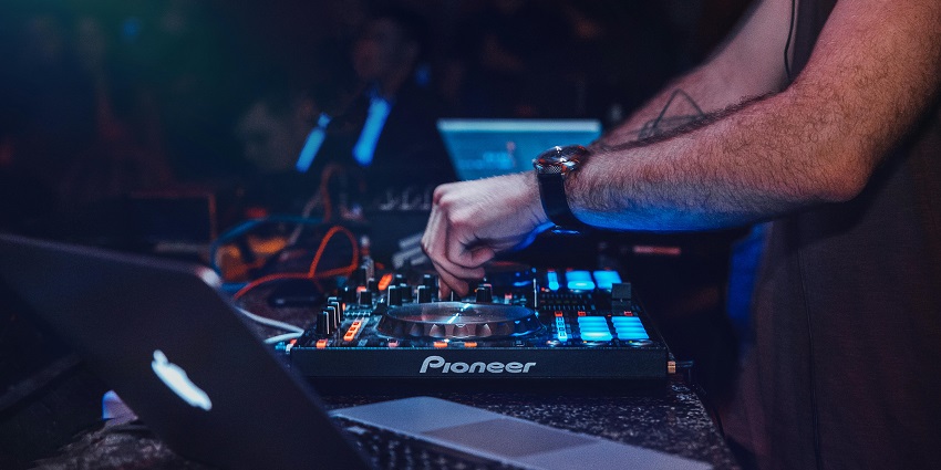Image of DJ playing music - groove yourself and welcome the new year while dancing at la reloaded