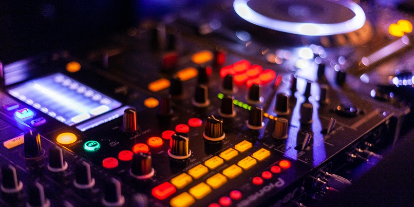 An image of a man playing a DJ set at a famous nightclub to enjoy the best nightlife in Miami.