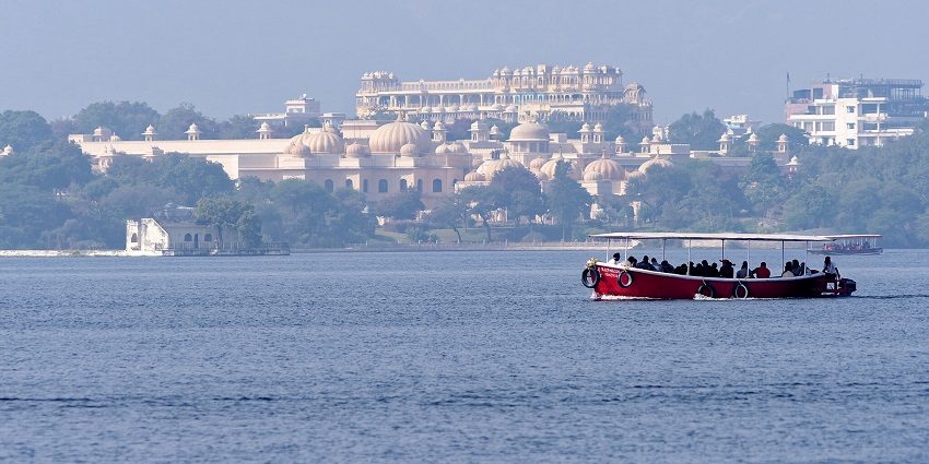 Stunning Lake Pichola with scenic views and iconic landmarks.