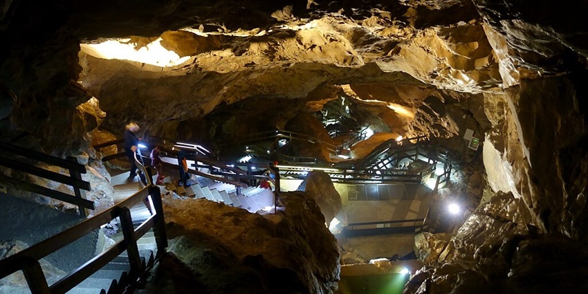 An image of stalactites hanging in Lamprechtsofen Cave, among the best ice caves in Salzburg.