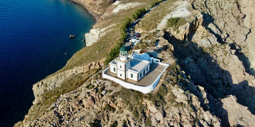 Learning about the ancient Akrotiri is one of the best things to do in Santorini for all.