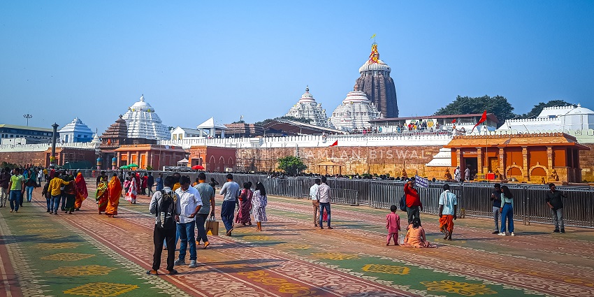 Crowd in front of Shri Purushottama Kshetra Puri, as suggested in the Odisha travel guide.