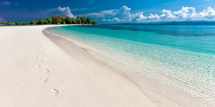 An image of a beach that looks similar to the Blue Lagoon Beach located in Iceland.