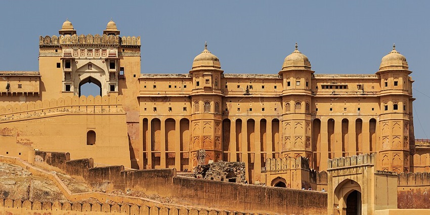 The view of the grand Amber Fort in Jaipur.