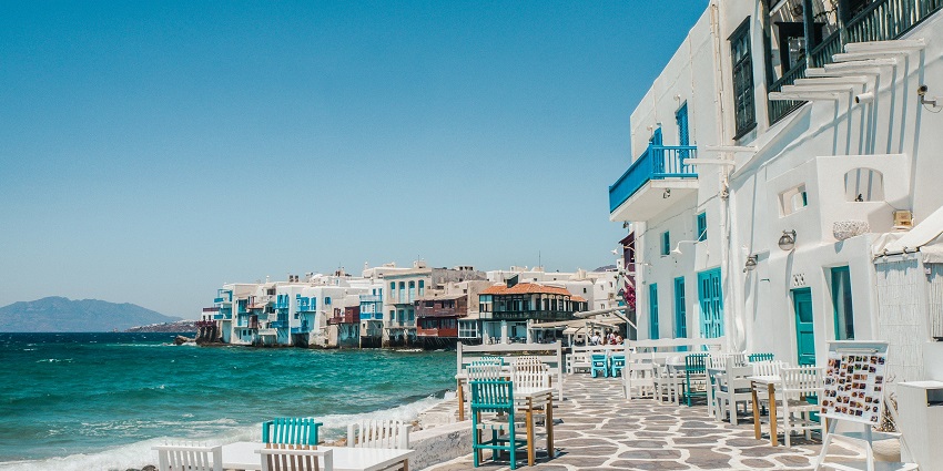 The Santorini water park is located on the edges of a steep hill and it provides amenities.