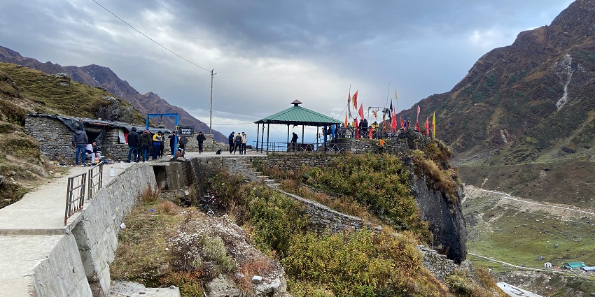 This Kedarnath travel guide should have multiple travel options to reach Kedarnath.