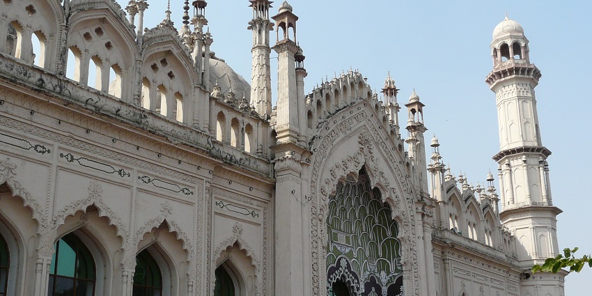 Lucknow highlights the intricate architecture of Jama Masjid.