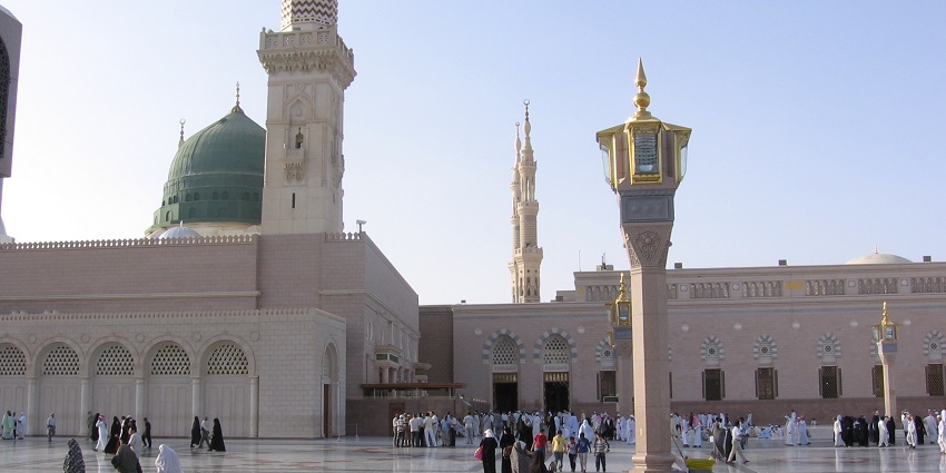 Medina Mosque offers spirituality and convenient pilgrim amenities.