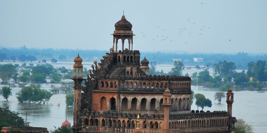 the stunning awadhi architectural beauty of the rumi darwaza in lucknow