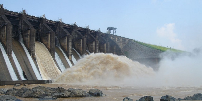 Dam in Jharkhand, surrounded by lush greenery and hills, featured in Maithon travel guide.