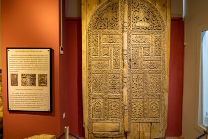 Makkah Museum showcases Islamic heritage, history, and rare cultural artifacts.