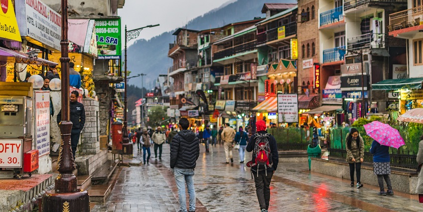 Mall Road is one of the most lively places to visit in Mussoorie at night.