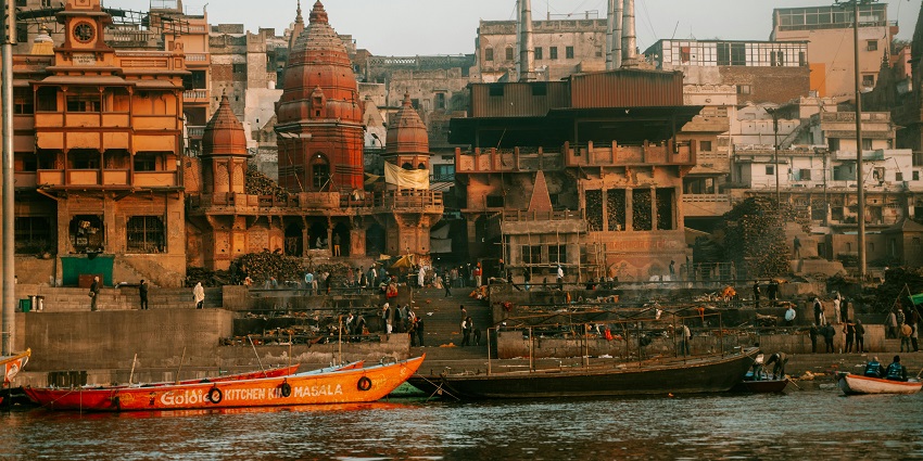 Experience the cycle of life and death at Manikarnika ghat an atypical destination for partners.