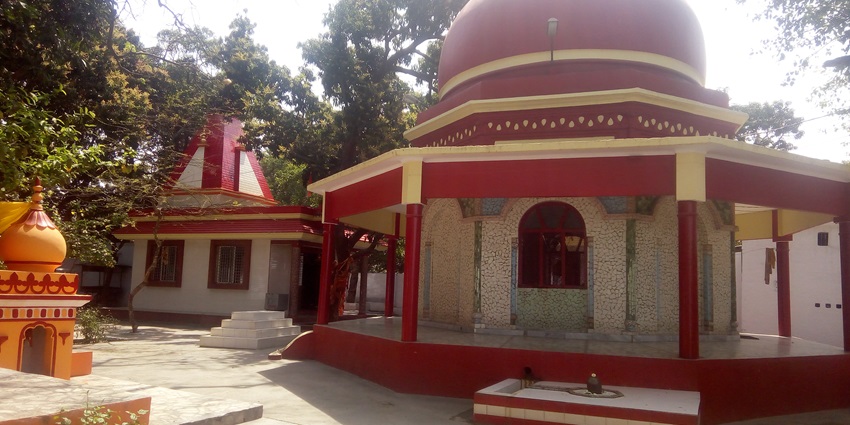 A view of the Mankameshwar Temple, one of the top places to visit in Agra with family.