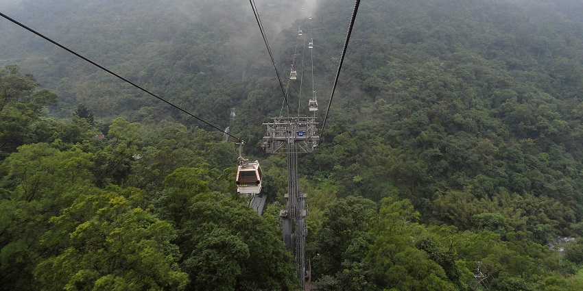 Things to do in Taipei include enjoying the cable car ride offering panoramic views of Taipei's mountains.