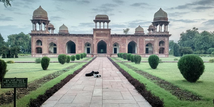 nothing beats the beauty and romance of the historical monument and mariams tomb is one of those places