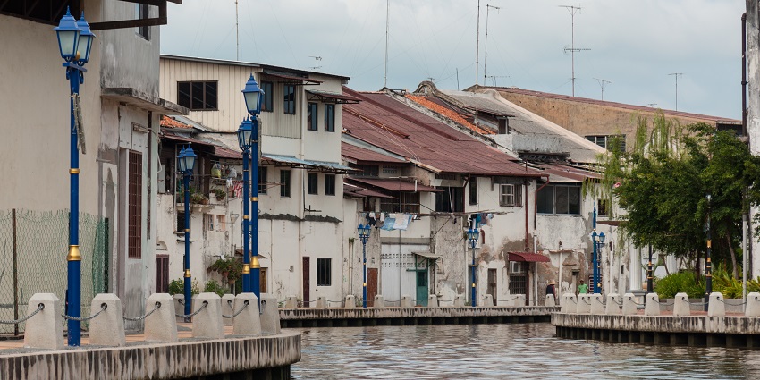 The picturesque view of houses along the Sungai Melaka, included in this Malaysia travel guide.