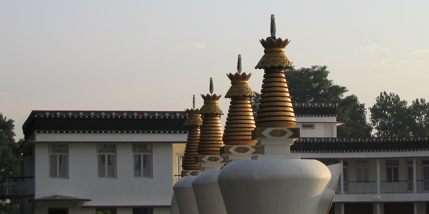 Khochhen Rinpoche and small group of monks began the process of re-establishing Mindrolling monastery