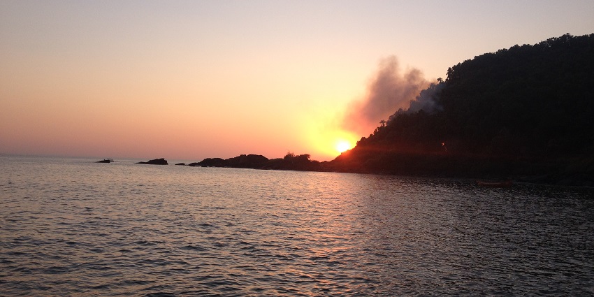 Quiet and stunning beach near Mirjan Fort, ideal for relaxation.