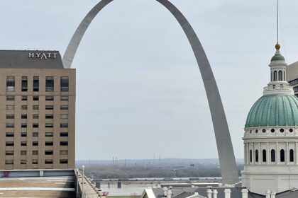 Missouri travel guide highlights Gateway Arch, the famous cultural landmark.